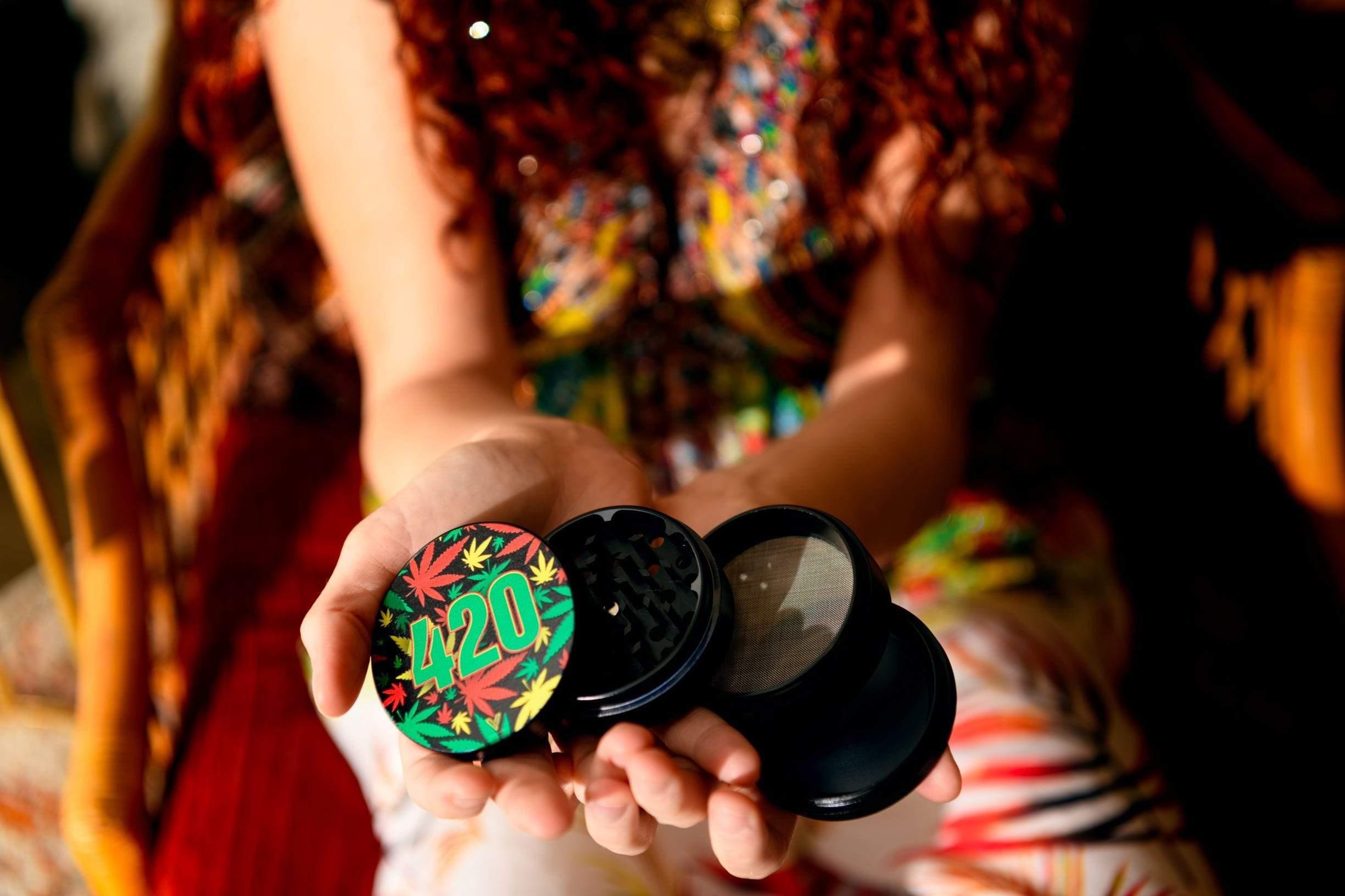 420 Rasta 4-Piece SharpShred Grinder - SmokeWeed.com