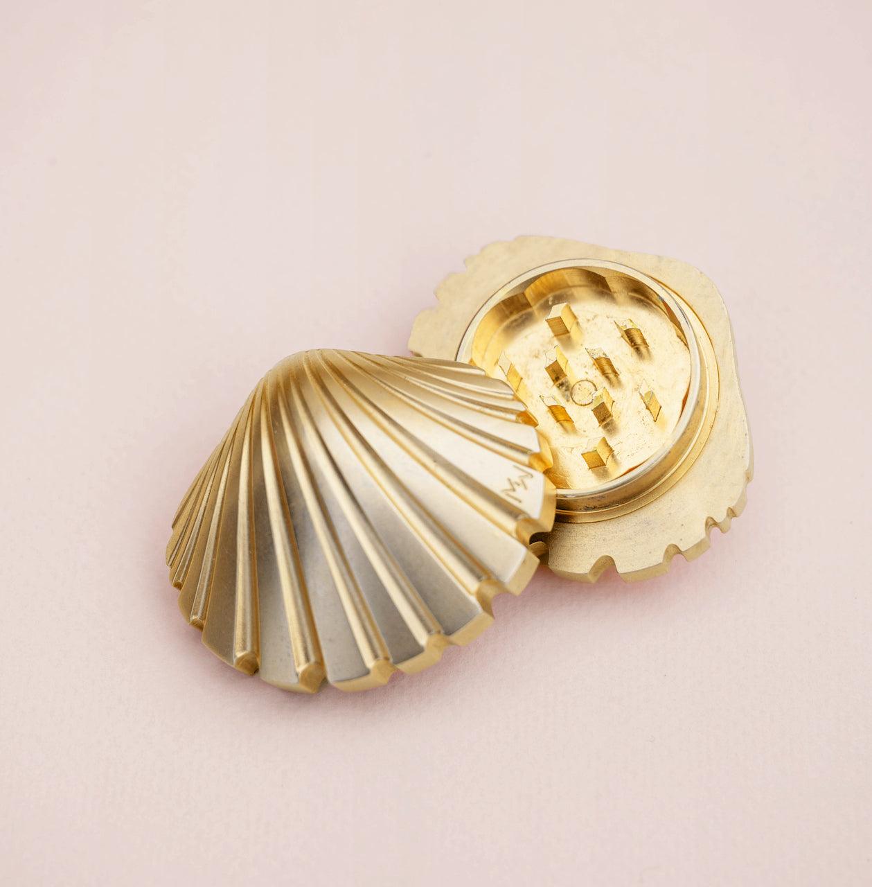 Stay Golden Seashell Weed Grinder - SmokeWeed.com