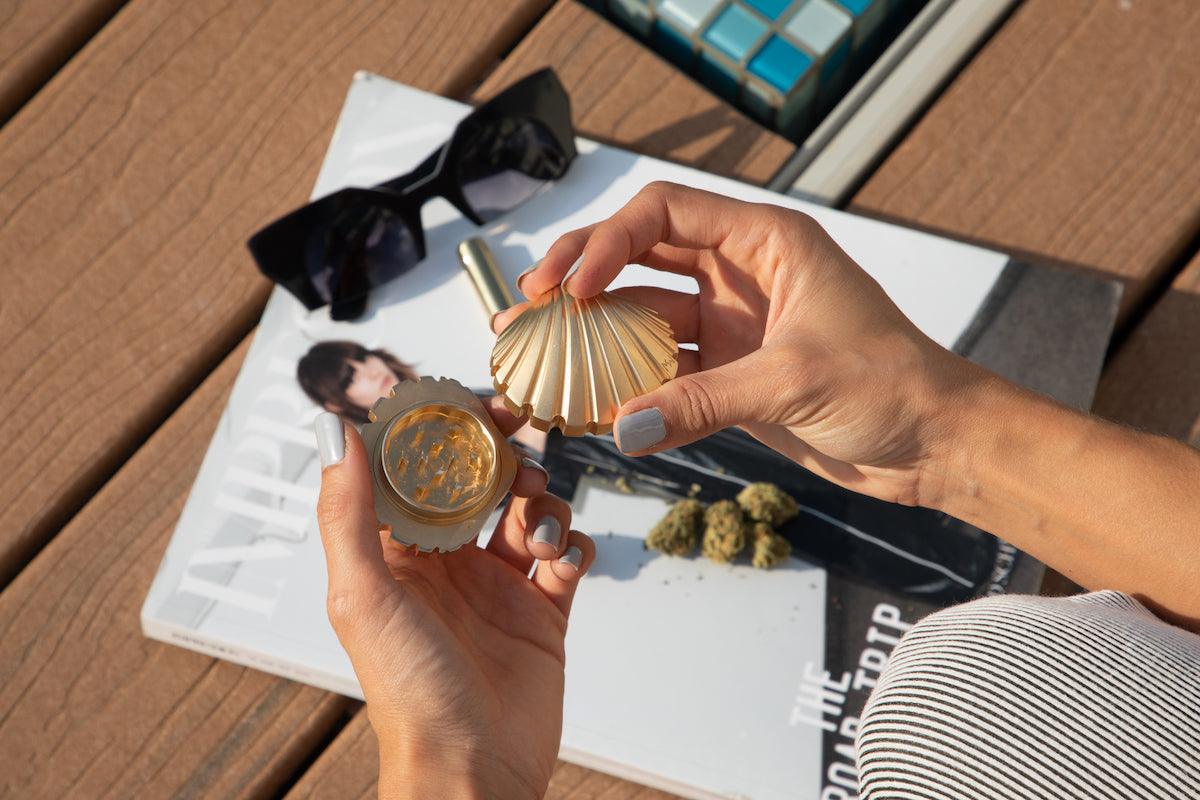 Stay Golden Seashell Weed Grinder - SmokeWeed.com